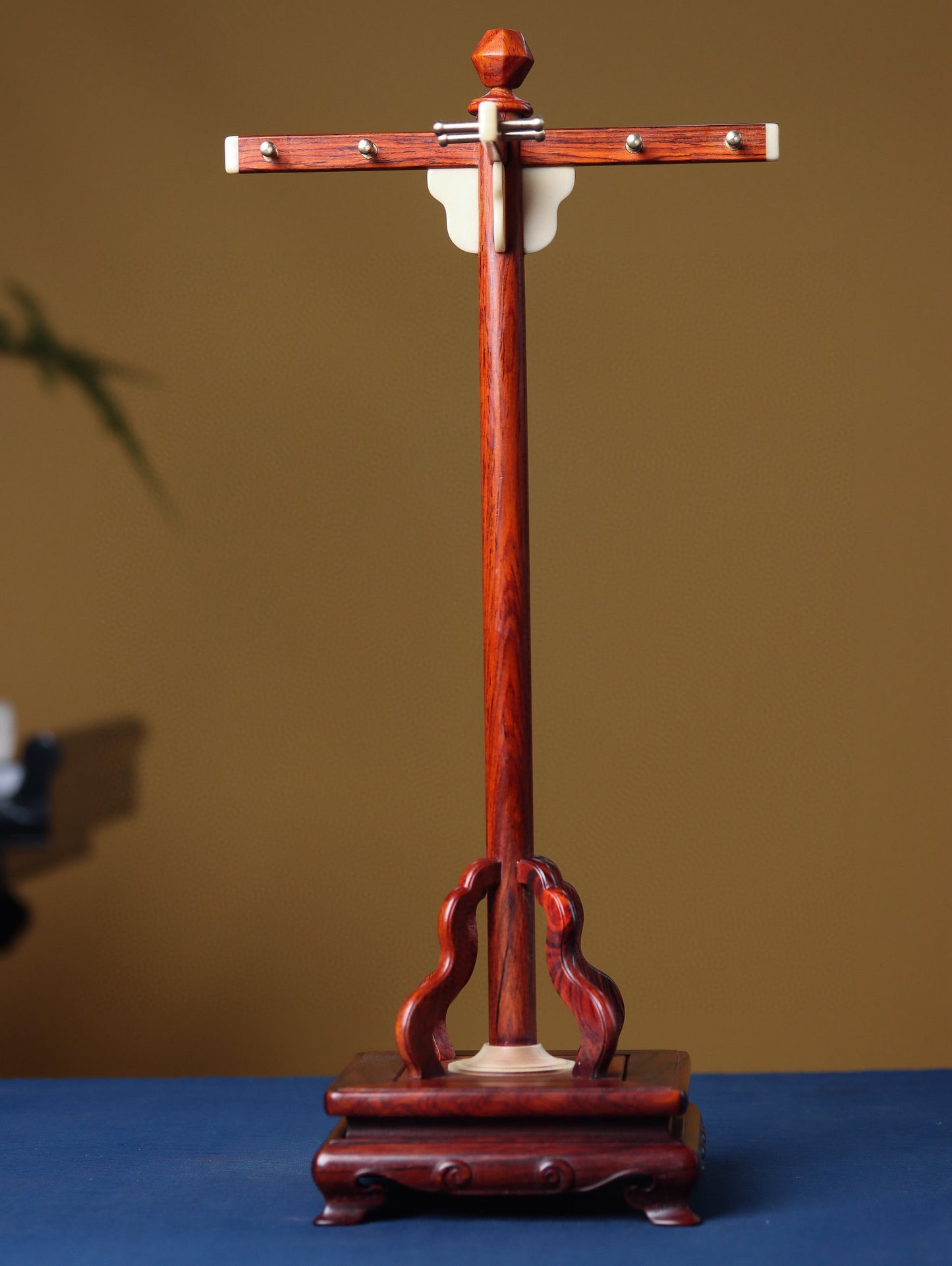 Rosewood 16-Hook Cross Brush Stand – Handcrafted Calligraphy Display, Solid South American Wood