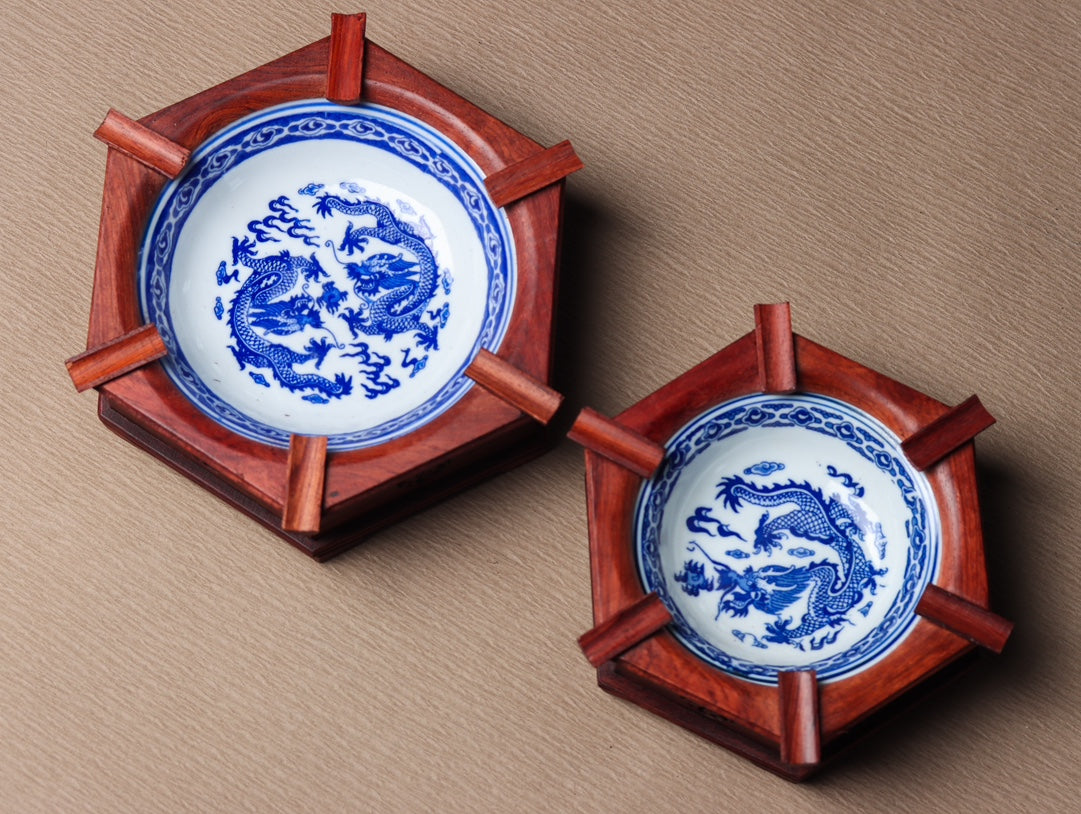 Rosewood & Blue-and-White Porcelain Ashtray Set – Elegant & Functional Home Decor