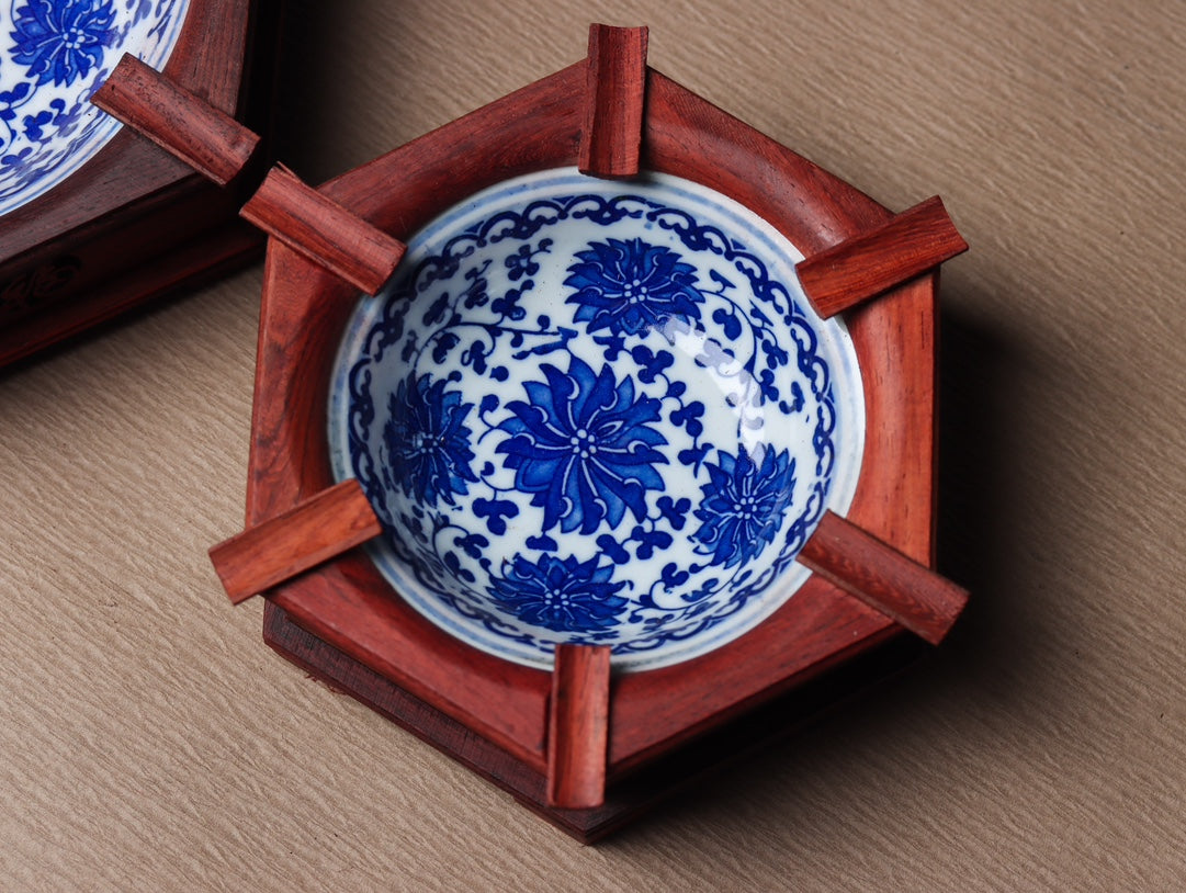 Rosewood & Blue-and-White Porcelain Ashtray Set – Elegant & Functional Home Decor