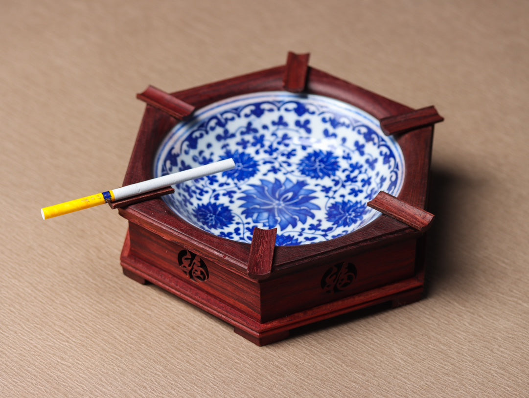Rosewood & Blue-and-White Porcelain Ashtray Set – Elegant & Functional Home Decor