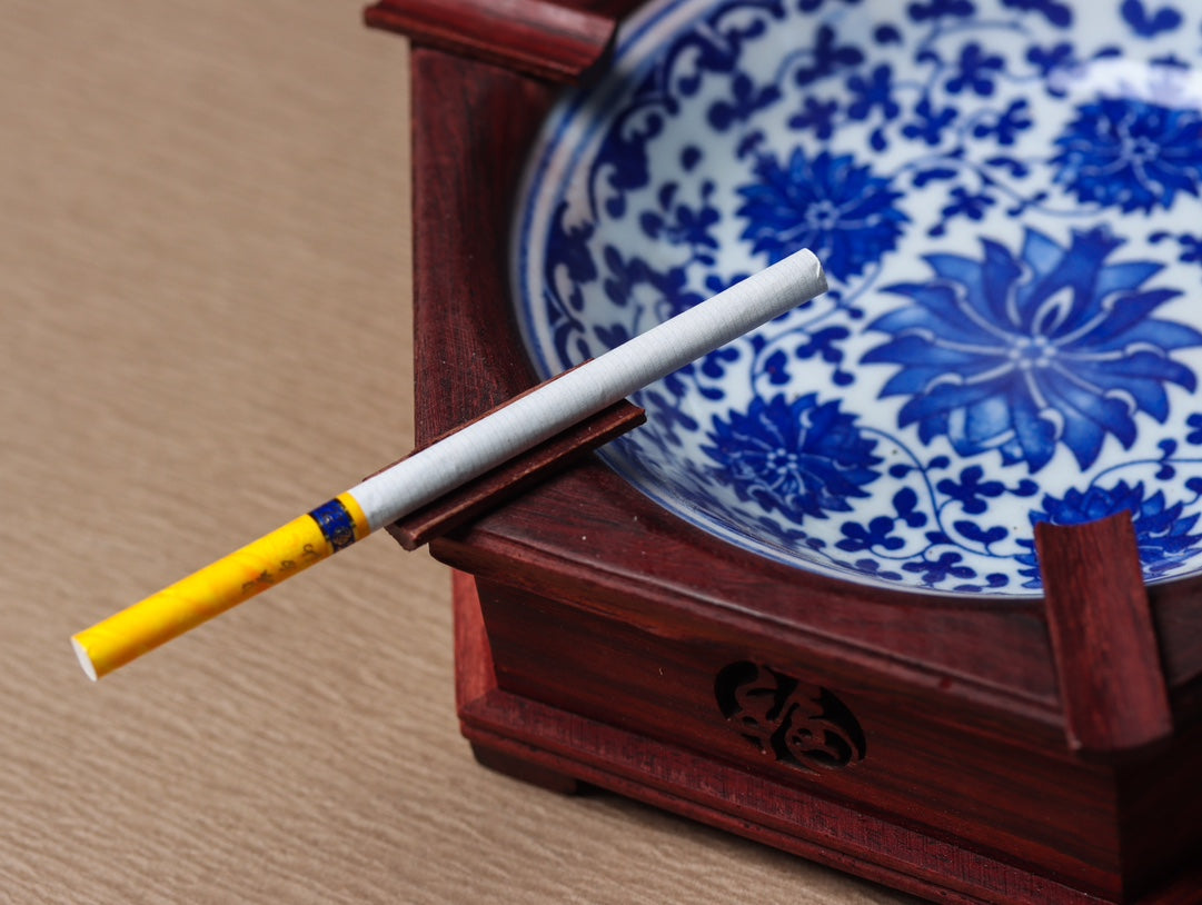Rosewood & Blue-and-White Porcelain Ashtray Set – Elegant & Functional Home Decor