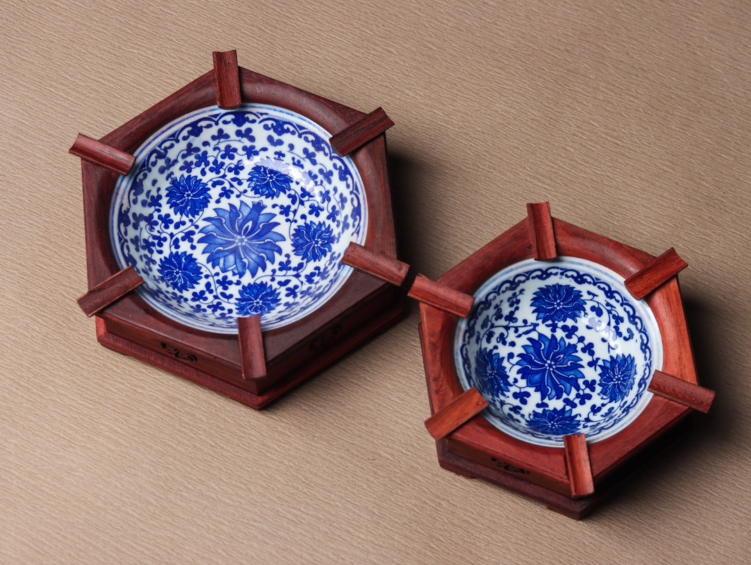 Rosewood & Blue-and-White Porcelain Ashtray Set – Elegant & Functional Home Decor